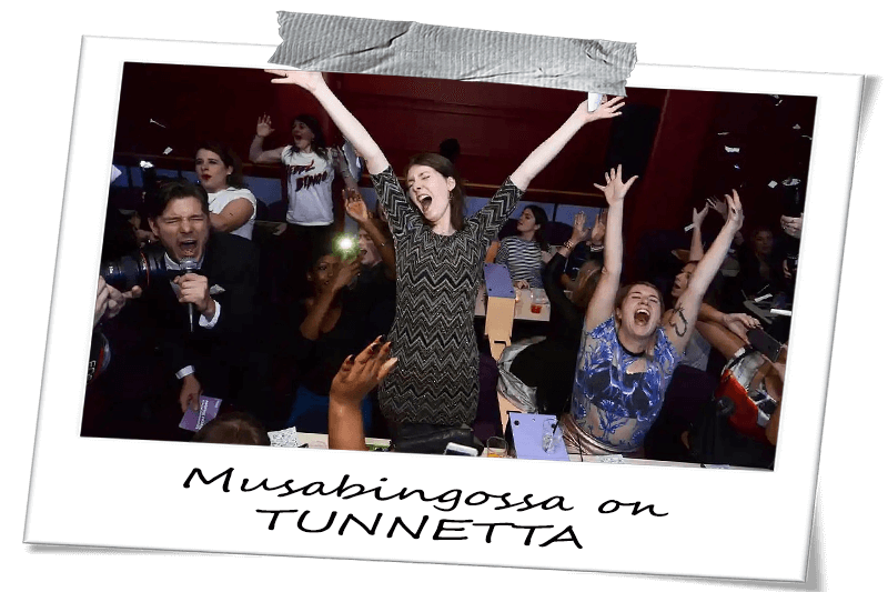 Juhlavieraat viihtyvät musabingossa trubaduurin johdolla.